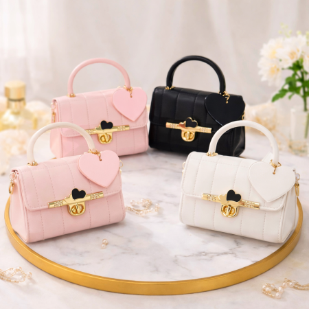 ✨ موديل القلوب – شنط أطفال بتصميم راقي ولمسة ذهبية فخمة 👑