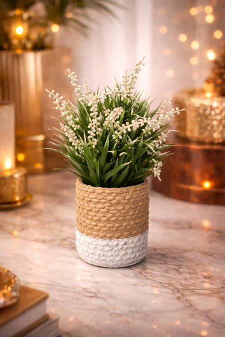 نبتة ديكور أنيقة بأوراق خضراء وزهور بيضاء ناعمة 💚