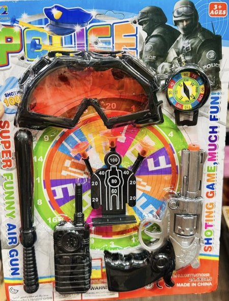 كرت مسدس مع أدوات شرطة