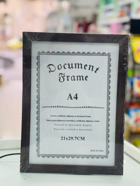 برواز حجم A4 بإطار لون اسود