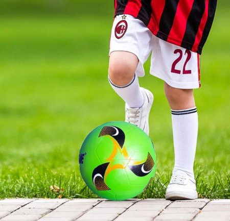 كرة قدم نمرة 4 بألوان مختلفة ❤️